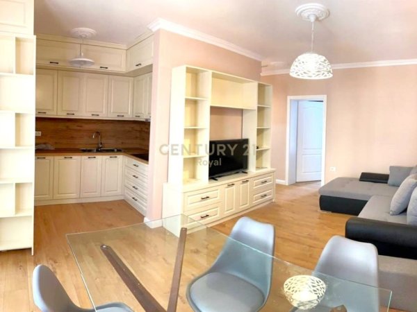 Tirane, jepet me qera apartament 2+1 , 70 m² 800 € (Bllok)