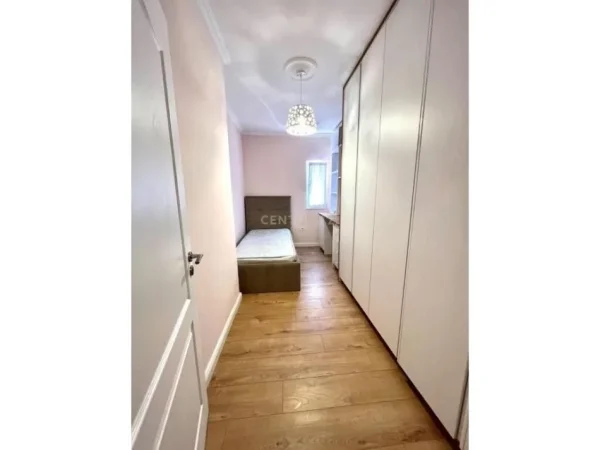 Tirane, jepet me qera apartament 2+1 , 70 m² 800 € (Bllok)
