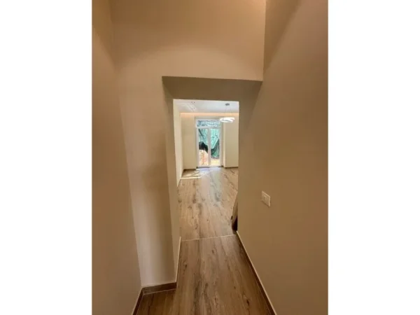 Tirane, jepet me qera ambjent biznesi Kati 0, 53 m² 650 € 