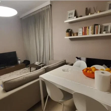 Tirane, jepet me qera apartament 1+1+Ballkon , 70 m² 800 € (rruga e kosovareve)