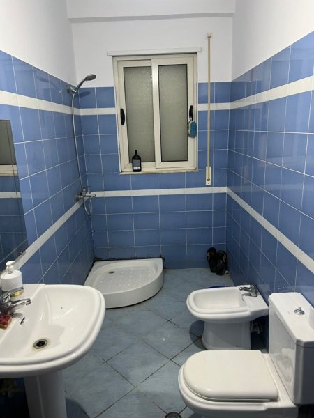 Tirane, jepet me qera apartament 1+1 Kati 1, 65 m² 400 € (Prane Ish-Fizikes Berthamore,Fresk, Tirane)