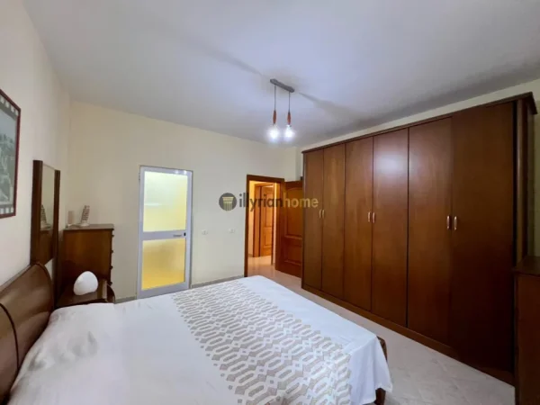 Tirane, jepet me qera apartament 2+1+Ballkon Kati 4, 120 m² 800 € (Përballë Toptanit)