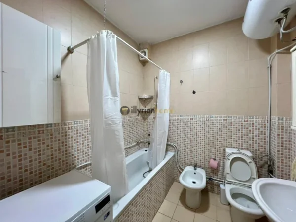 Tirane, jepet me qera apartament 2+1+Ballkon Kati 4, 120 m² 800 € (Përballë Toptanit)