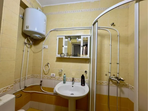 Tirane, jepet me qera apartament 2+1+Ballkon Kati 4, 120 m² 800 € (Përballë Toptanit)