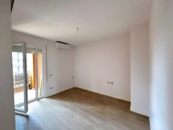 Tirane, shitet apartament 2+1 , 96 m² 273.000 € (shkolla e kuqe)