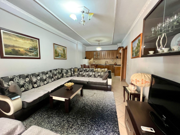 Tirane, jepet me qera apartament 2+1+Ballkon Kati 3, 120 m² 570 € (Astir)