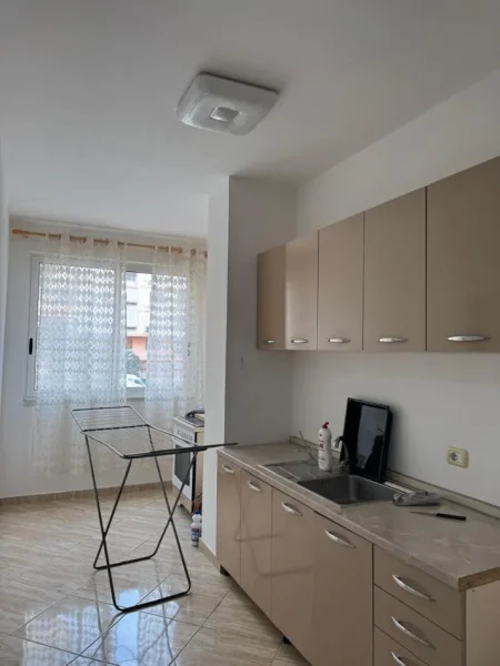 Tirane, jepet me qera apartament 2+1 Kati 2, 500 € 