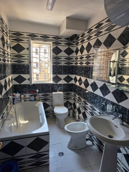 Tirane, jepet me qera apartament 2+1+Ballkon Kati 4, 75 m² 500 € (Siri Kodra)