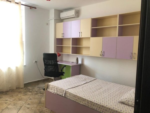 Tirane, jepet me qera apartament 3+1+2 Kati 6, 150 m² 800 € (Rruga e Barrikadave)