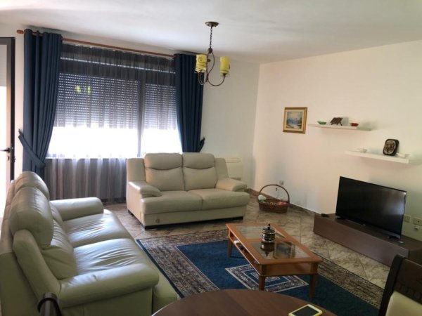 Tirane, jepet me qera apartament 3+1+2 Kati 6, 150 m² 800 € (Rruga e Barrikadave)
