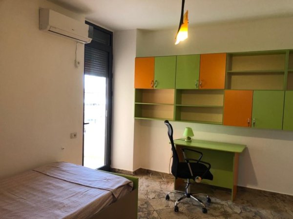 Tirane, jepet me qera apartament 3+1+2 Kati 6, 150 m² 800 € (Rruga e Barrikadave)