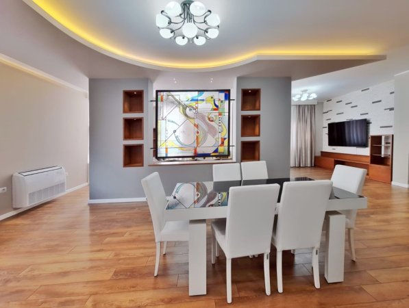 Tirane, jepet me qera apartament 4+1+Aneks+Ballkon Kati 2, 220 m² 1.300 € 