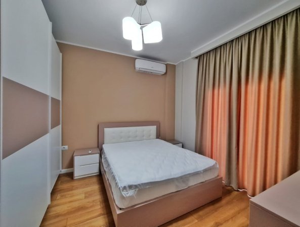 Tirane, jepet me qera apartament 4+1+Aneks+Ballkon Kati 2, 220 m² 1.300 € 