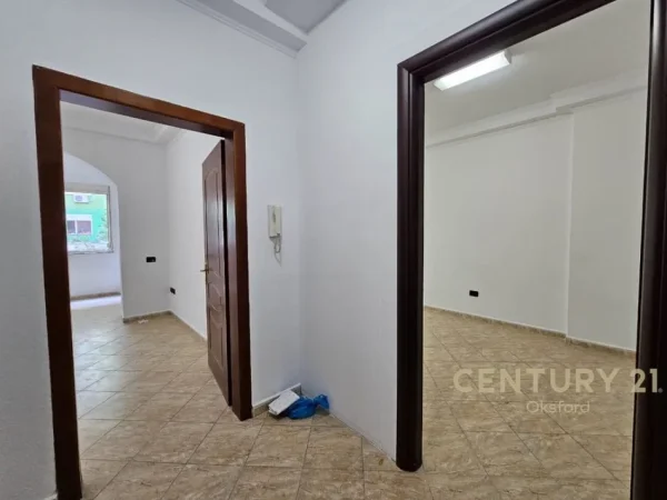 Tirane, jepet me qera apartament 1+1 Kati 3, 65 m² 600 € (Bllok)