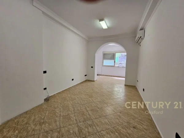 Tirane, jepet me qera apartament 1+1 Kati 3, 65 m² 600 € (Bllok)