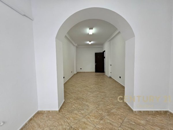 Tirane, jepet me qera apartament 1+1 Kati 3, 65 m² 600 € (Bllok)