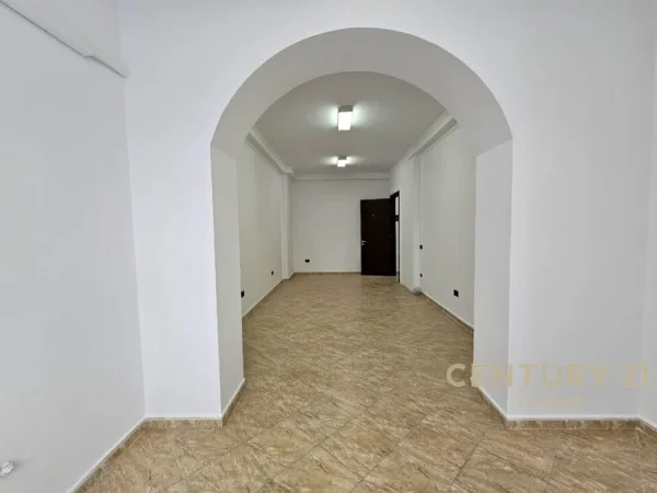 Tirane, jepet me qera apartament 1+1 Kati 3, 65 m² 600 € (Bllok)