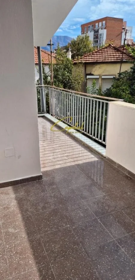 Tirane, jepet me qera Vile 2+1 Kati 2, 240 m² 1.300 € (SELVIA)