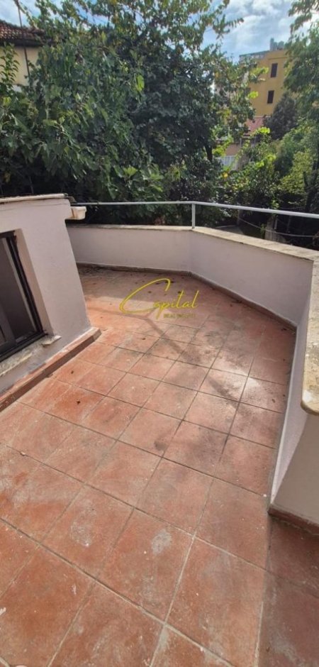 Tirane, jepet me qera Vile 2+1 Kati 2, 240 m² 1.300 € (SELVIA)