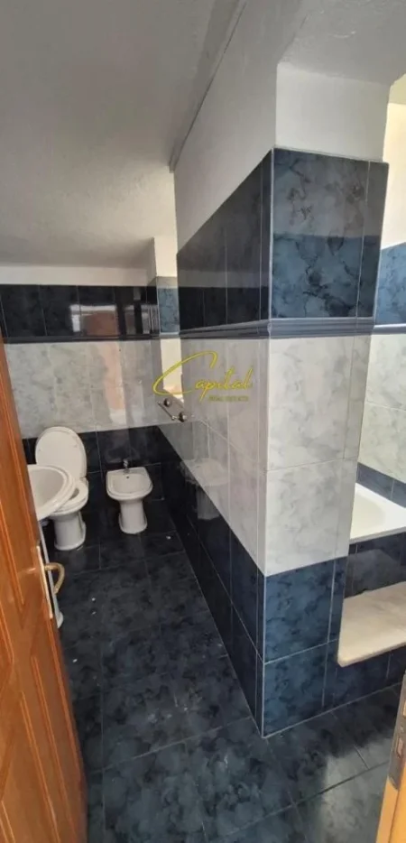 Tirane, jepet me qera Vile 2+1 Kati 2, 240 m² 1.300 € (SELVIA)