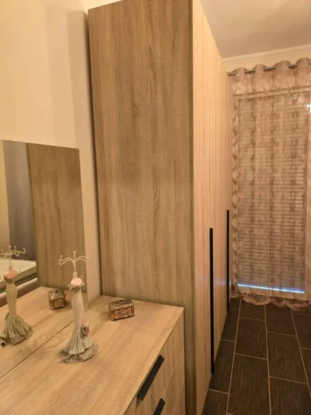 Tirane, jepet me qera apartament 2+1+Ballkon Kati 4, 500 € (Rr.Thoma Koxhaj)