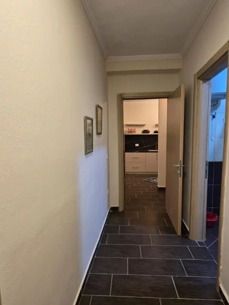 Tirane, jepet me qera apartament 2+1+Ballkon Kati 4, 500 € (Rr.Thoma Koxhaj)