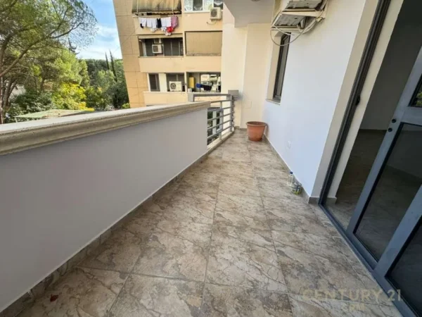 Tirane, jepet me qera zyre Kati 3, 116 m² 1.000 € (prane Stadiumi Air Albania)