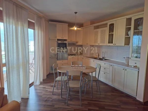 Tirane, jepet me qera apartament 2+1 Kati 6, 100 m² 500 € (Yzberisht)