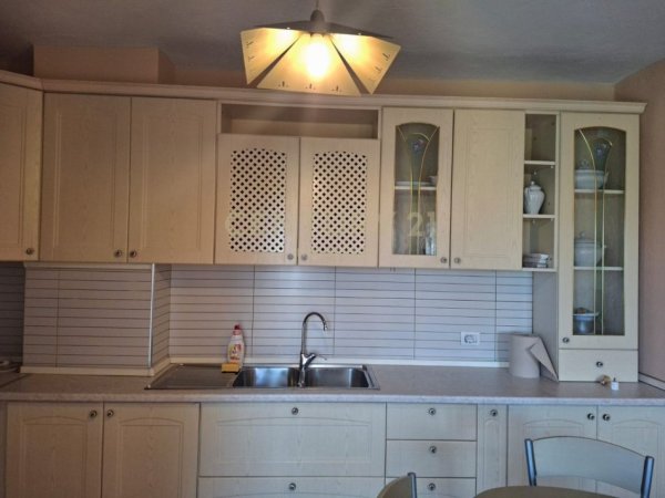 Tirane, jepet me qera apartament 2+1 Kati 6, 100 m² 500 € (Yzberisht)