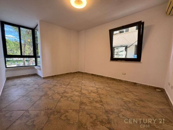 Tirane, jepet me qera zyre Kati 3, 105 m² 1.000 € (Stadiumi)