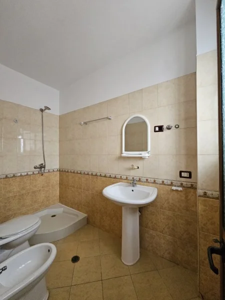Tirane, jepet me qera apartament 2+1+2 wc +2Ballkone  Kati 4, 110 m² 50.000 lekë në ASTIR PRANË RRUGES KRYESORE