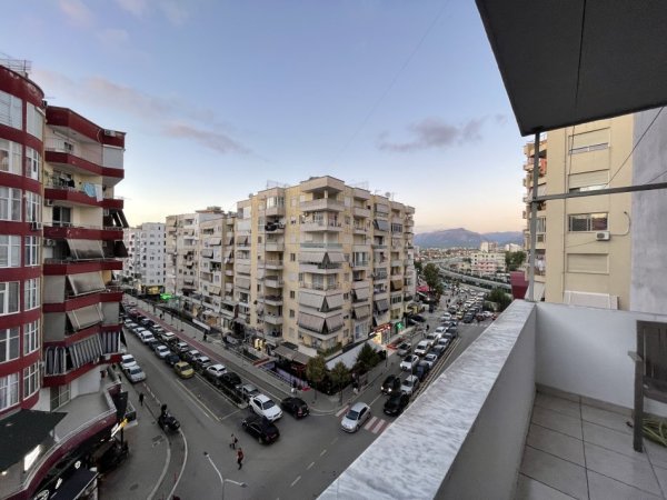 Tirane, jepet me qera apartament 2+1+Aneks+Ballkon Kati 5, 104 m² 500 € 