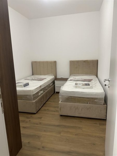 Tirane, jepet me qera apartament 2+1+Ballkon Kati 8, 77 m² 1000 € (Zogu i Zi)