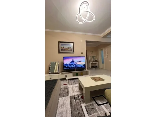 Tirane, jepet me qera apartament 2+1 Kati 3, 65 m² 600 € (Kafe Flora)
