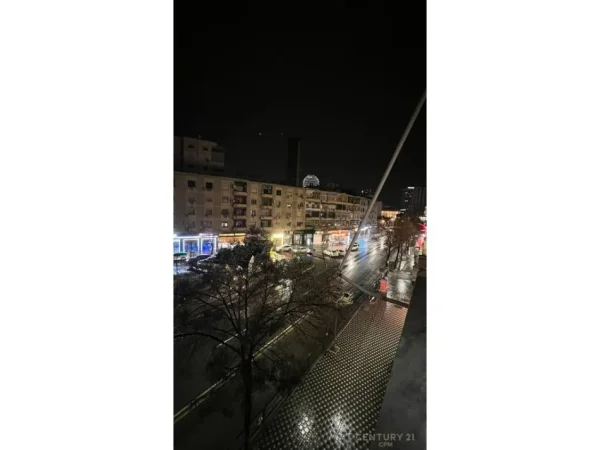 Tirane, jepet me qera apartament 2+1 Kati 3, 65 m² 600 € (Kafe Flora)