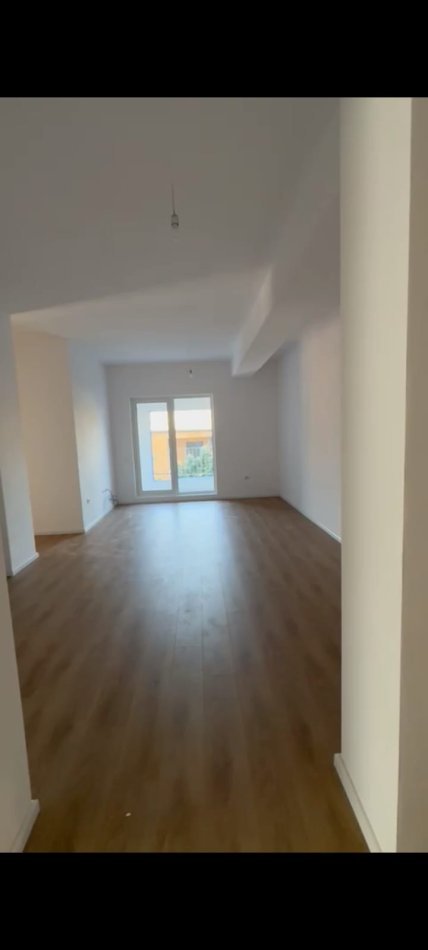Tirane, shitet apartament 3+1 Kati 2, 173.040 € 