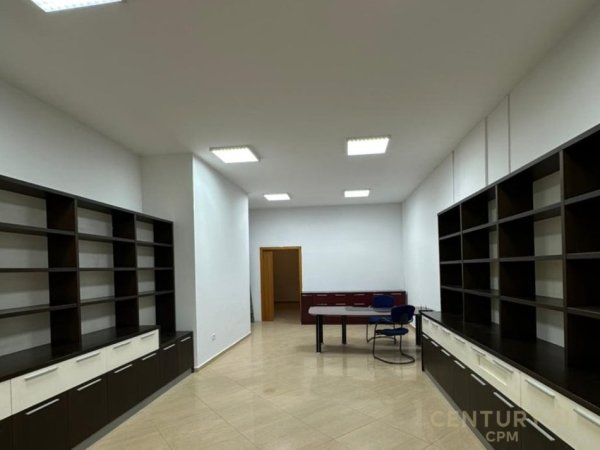 Tirane, jepet me qera ambjent biznesi Kati 0, 108 m² 850 € (Pazari i Ri)