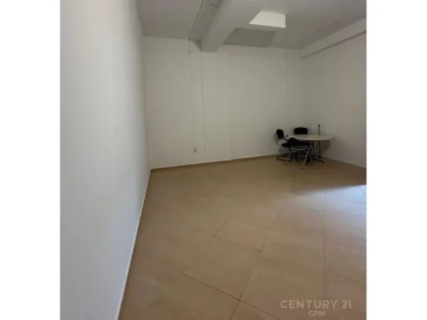 Tirane, jepet me qera ambjent biznesi Kati 0, 108 m² 850 € (Pazari i Ri)
