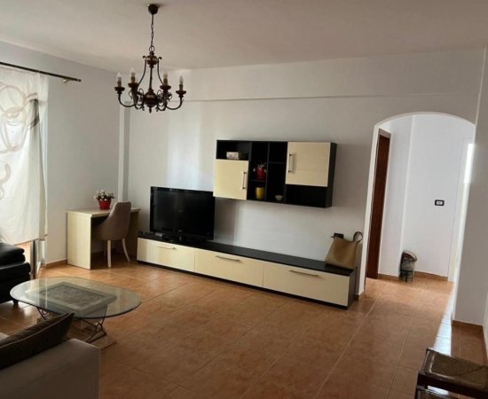 Tirane, jepet me qera apartament 1+1+Ballkon Kati 5, 65 m² 550 € 