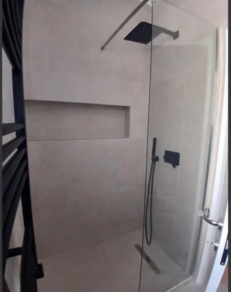 Tirane, jepet me qera apartament 1+1+Ballkon Kati 5, 65 m² 50.000 leke