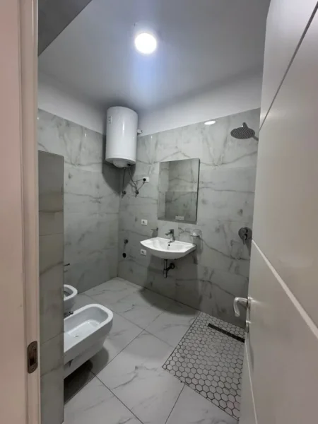 Tirane, jepet me qera apartament 2+1 , 85 m² 850 € (Rruga e Kosovareve)