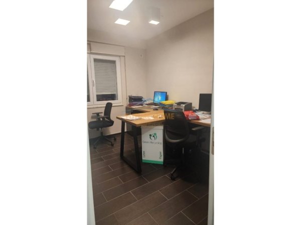 Tirane, jepet me qera zyre Kati 1, 85 m² 750 € (Rruga e Kosovareve)