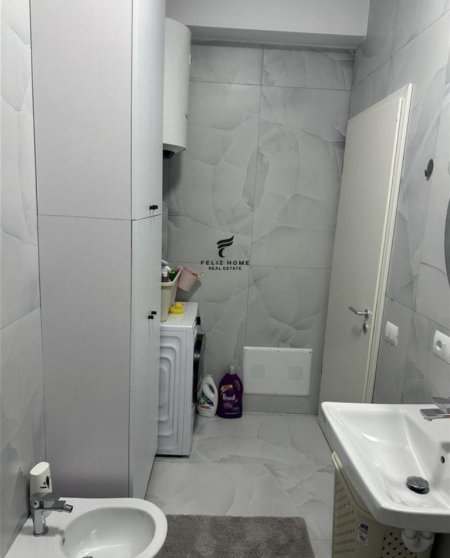 Tirane, jepet me qera apartament 1+1 Kati 2, 65 m² 450 € (ALI DEMI)