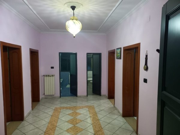 Tirane, Shitet Apartament bollshëm, komplet kati, tip 3+1, sip.128m², Cmimi 1'720 €/m2, në zonën e Vilave Amerikane, rr. Pandeli Vangjeli, e Haki Shehu, 100m nga aksi i rrugës Elbasanit, krahu i kundërt i Lokalit Sofra Ariut, 300m nga F.Ekonomik, 1.7km Lana/Unaza Tirane.
