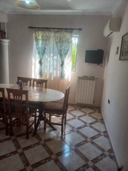 Tirane, Shitet Apartament bollshëm, komplet kati, tip 3+1, sip.128m², Cmimi 1'720 €/m2, në zonën e Vilave Amerikane, rr. Pandeli Vangjeli, e Haki Shehu, 100m nga aksi i rrugës Elbasanit, krahu i kundërt i Lokalit Sofra Ariut, 300m nga F.Ekonomik, 1.7km Lana/Unaza Tirane.