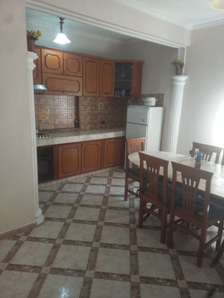 Tirane, Shitet Apartament bollshëm, komplet kati, tip 3+1, sip.128m², Cmimi 1'720 €/m2, në zonën e Vilave Amerikane, rr. Pandeli Vangjeli, e Haki Shehu, 100m nga aksi i rrugës Elbasanit, krahu i kundërt i Lokalit Sofra Ariut, 300m nga F.Ekonomik, 1.7km Lana/Unaza Tirane.