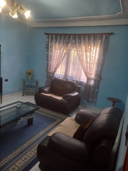 Tirane, Shitet Apartament bollshëm, komplet kati, tip 3+1, sip.128m², Cmimi 1'720 €/m2, në zonën e Vilave Amerikane, rr. Pandeli Vangjeli, e Haki Shehu, 100m nga aksi i rrugës Elbasanit, krahu i kundërt i Lokalit Sofra Ariut, 300m nga F.Ekonomik, 1.7km Lana/Unaza Tirane.