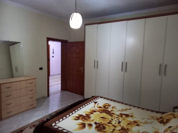 Tirane, Shitet Apartament bollshëm, komplet kati, tip 3+1, sip.128m², Cmimi 1'720 €/m2, në zonën e Vilave Amerikane, rr. Pandeli Vangjeli, e Haki Shehu, 100m nga aksi i rrugës Elbasanit, krahu i kundërt i Lokalit Sofra Ariut, 300m nga F.Ekonomik, 1.7km Lana/Unaza Tirane.