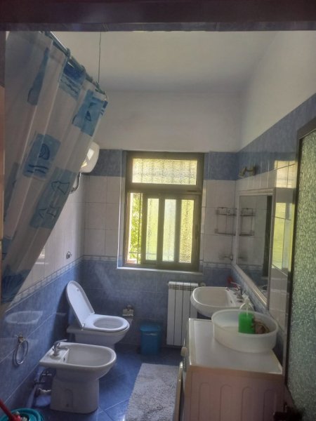 Tirane, Shitet Apartament bollshëm, komplet kati, tip 3+1, sip.128m², Cmimi 1'720 €/m2, në zonën e Vilave Amerikane, rr. Pandeli Vangjeli, e Haki Shehu, 100m nga aksi i rrugës Elbasanit, krahu i kundërt i Lokalit Sofra Ariut, 300m nga F.Ekonomik, 1.7km Lana/Unaza Tirane.