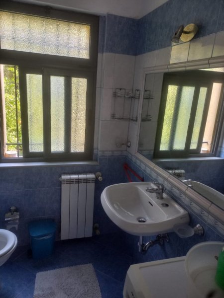 Tirane, Shitet Apartament bollshëm, komplet kati, tip 3+1, sip.128m², Cmimi 1'720 €/m2, në zonën e Vilave Amerikane, rr. Pandeli Vangjeli, e Haki Shehu, 100m nga aksi i rrugës Elbasanit, krahu i kundërt i Lokalit Sofra Ariut, 300m nga F.Ekonomik, 1.7km Lana/Unaza Tirane.